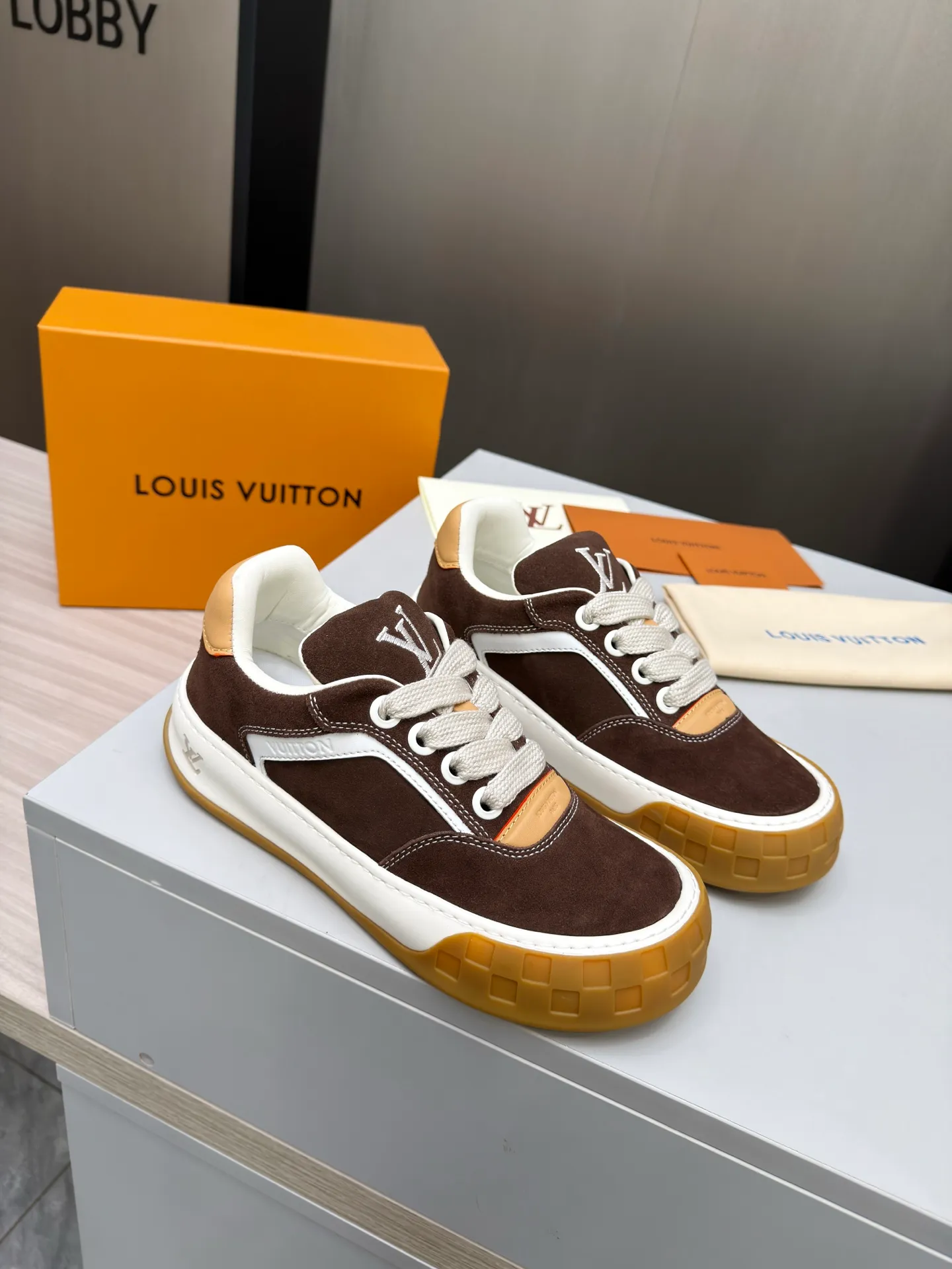 Men's men's shoes pP640! Top version LV-Louis Vuitton-classic catwalk new style, empty glue process·original 1:1 development and reproduction! ! The upper foot is very comfortable. It is made of luxurious materials and fine workmanship. The midsole is printed with English letters "Made in Europe". The upper is made of calfskin imported from Italy. The side is decorated with the brand's LOGO and signature. The latest latex foot pads and mesh lining make the foot feel super comfortable. The original two-color TPU combination outsole is specially provided by the original factory. Bag technology Goodyear stitched edges Fabric: Exclusive custom first-layer cowhide Accessories: Exclusive private model Vuitton logo, lining: Customized silk mesh lining - first-layer silk cowhide lining Outsole: TPU combination outsole wear-resistant, non-slip and anti-yellowing Foot pads: new latex pads-mesh sweat-absorbent Counter technology: fully computerized sewing machine wire drawing Toe box back cover Hot and cold shaping Full set of pull-top last with medium and low logo pattern Code number 39-45